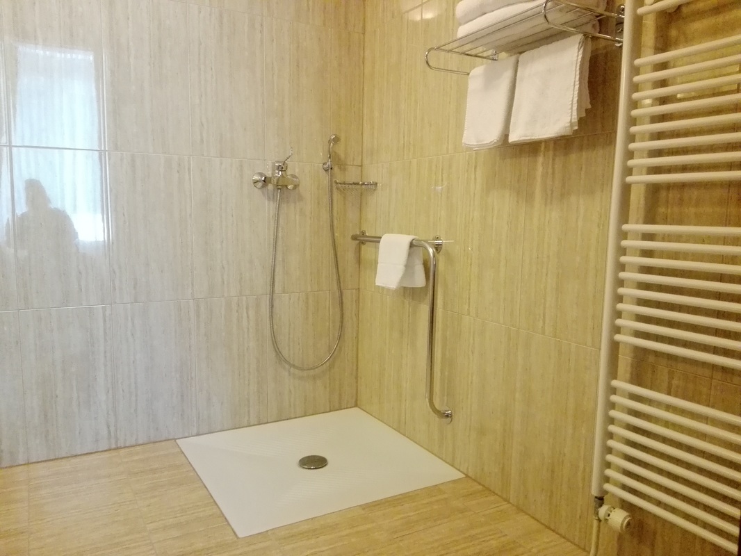 Tuš brez roba v kopalnici