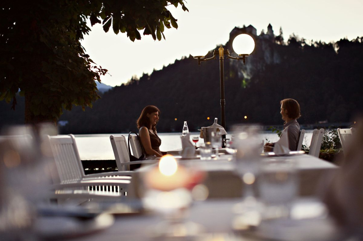 Večerja na zunanji terasi.