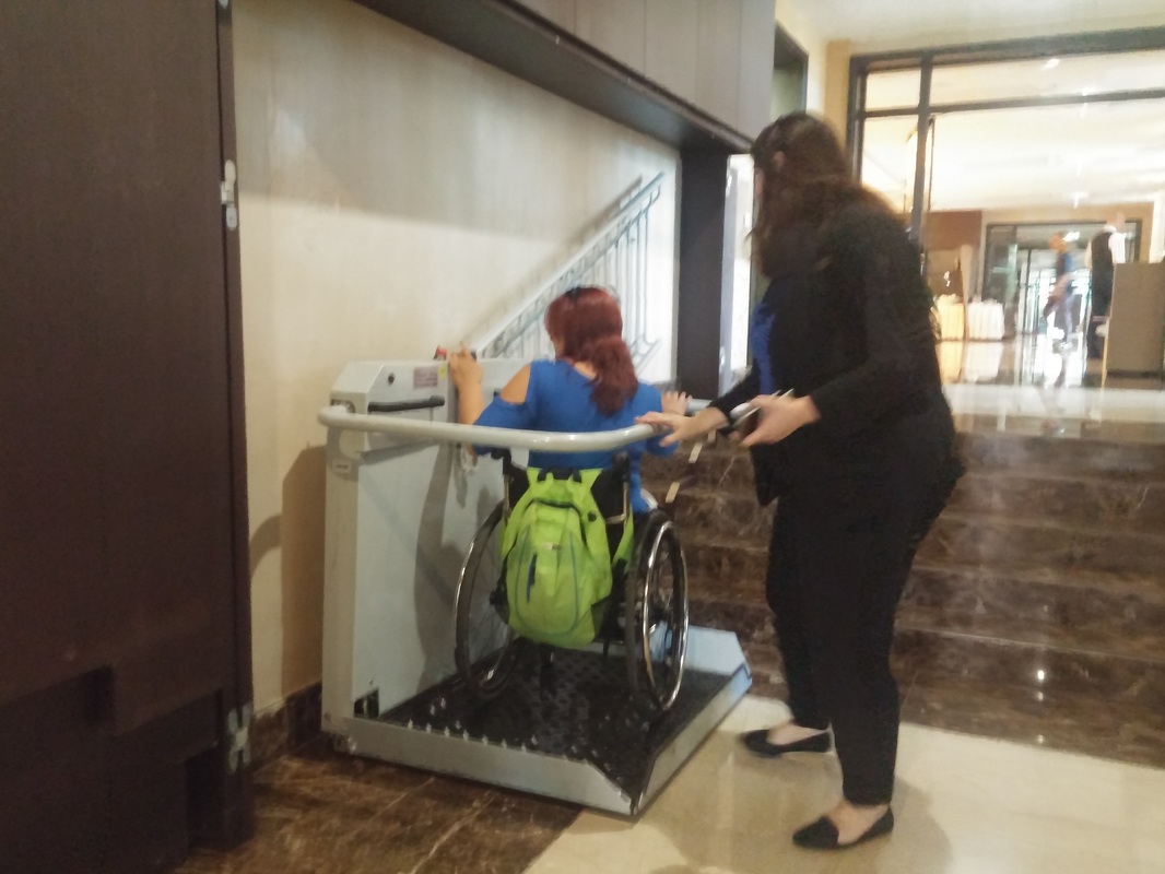 Stopniščni vzpenjalec pred restavracijo