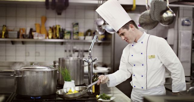 Kuharski šef Simon Bertoncelj pri delu.