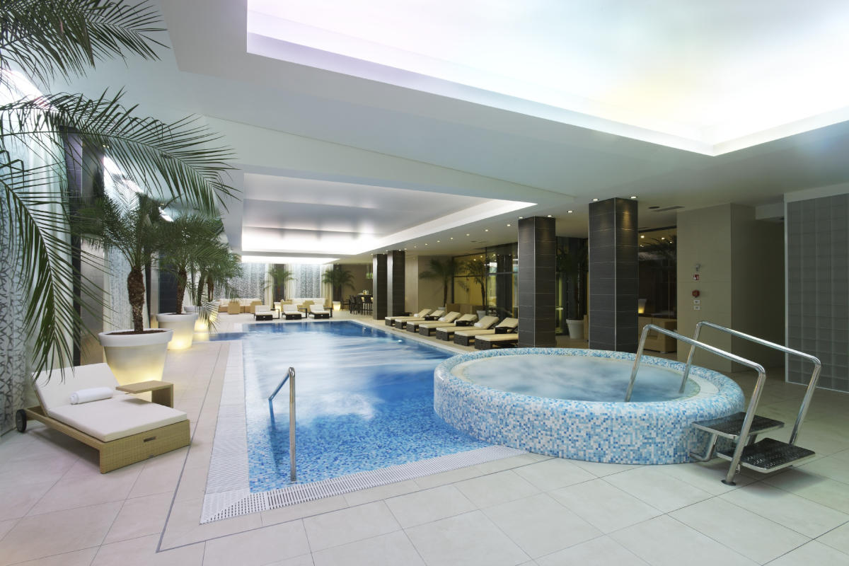 Bazeni so obdani z ležalniki