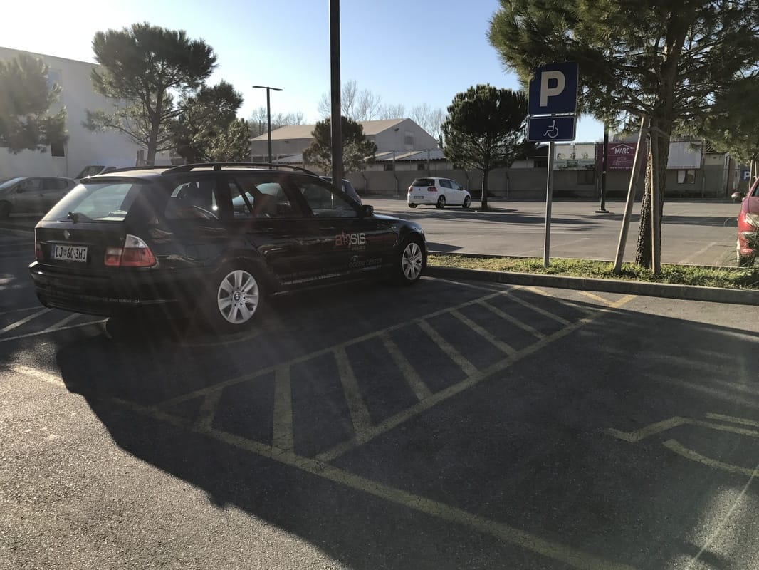 Označeno invalidsko parkirišče