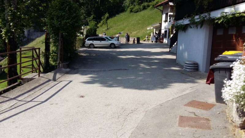 Parkirišče pred gostiščem