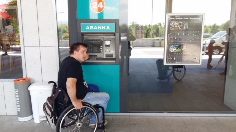 Dostopen bankomat