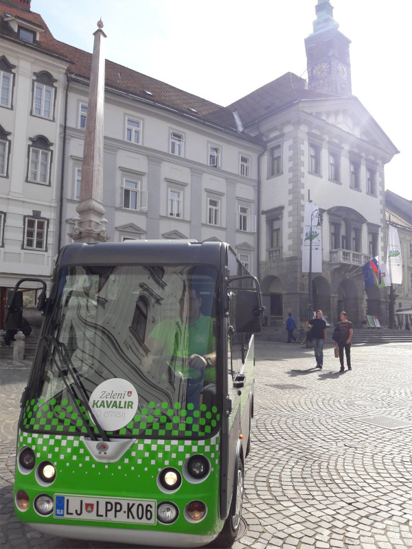 Omogoča vožnjo po mestnem središču